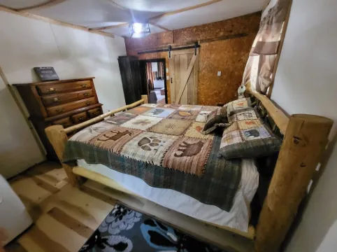 Relaxing rustic cabin on the lake 25 feet from the shore.