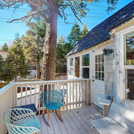 Relaxing Retreat w/ Deck, 1 Mi to Lake Arrowhead!