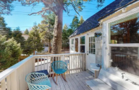 Relaxing Retreat w/ Deck, 1 Mi to Lake Arrowhead!