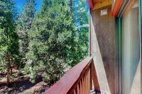 3BR Charming Cabin w/ Deck, Yard Games & View - 3 stjerner