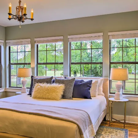 Beautiful Hill Country Cottage - Walk to Downtown!