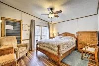 Rustic Family Home + Acreage ~ 20 Mi Hocking Hills - parking