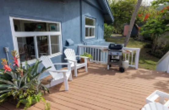 Private Pool overlooking ocean, large deck on Estate Property.  Great Privacy. فنادق في 