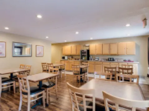 Econo Lodge Painted Post - Corning Hotels in Gang Mills