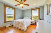 'Storybook Glade Historical Homestead w/ Views! - Parking