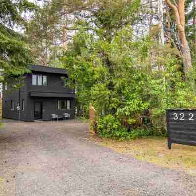 Luxury Waterfront Retreat with Sauna, EV Charger, Pizza Oven & Lake Views Hotel Exterior