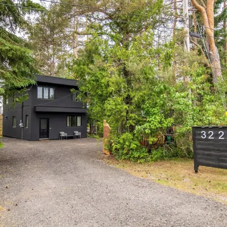 Luxury Waterfront Retreat | Casa Del Capo | Sauna, EV, Pizza Oven & Lake Views