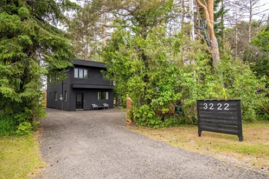 Luxury Waterfront Retreat | Casa Del Capo | Sauna, EV, Pizza Oven & Lake Views