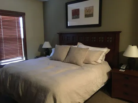 Luxury Ski-in/Ski-out 2 BR, Soaring Eagle 207, Hot tubs, Underground parking