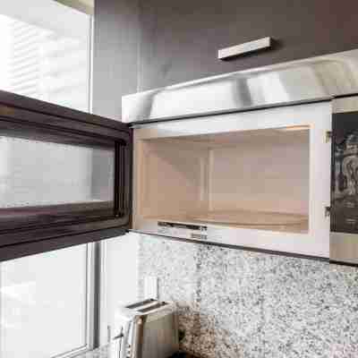 Peaceful Hospital Stay Suite Near SickKids & Uhn with Free Parking Rooms