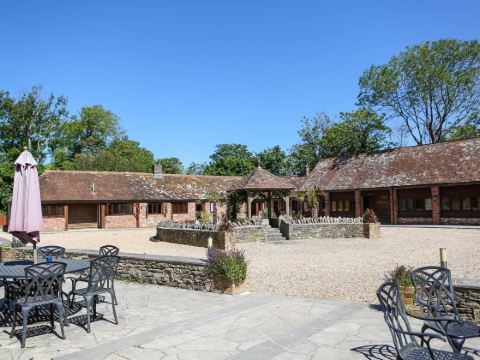 Kingston Country Courtyard