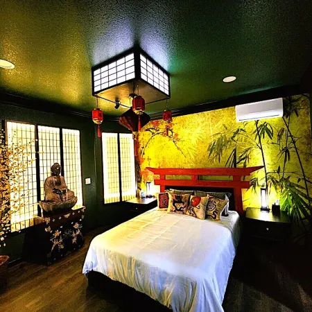 Asian Zen with Jacuzzi, Kitchenette, Near Victoria Sq
