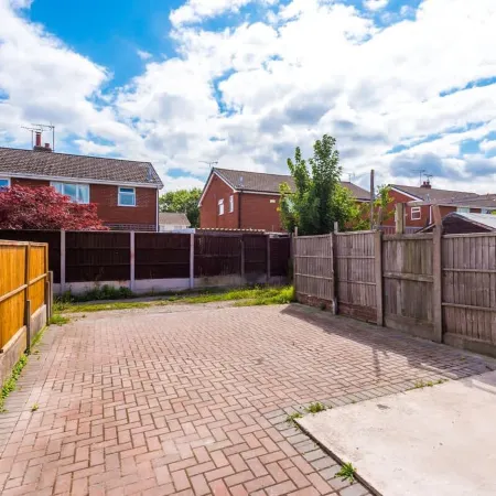 Pristine Home With Parking Ideal for Contractors