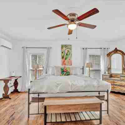 Walk to Downtown Near Beaches Cozy Historic Retreat Rooms