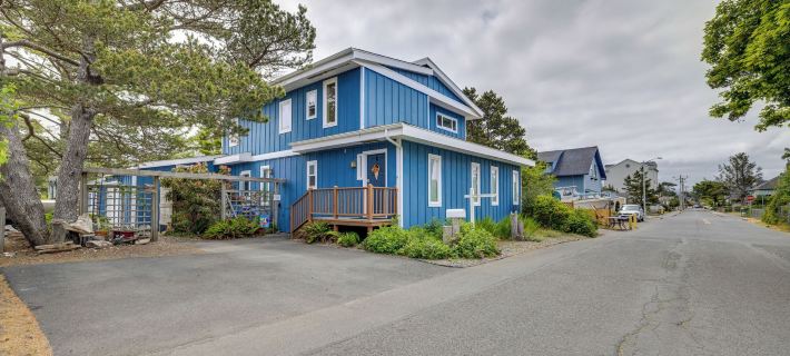 House w/ Hot Tub & Deck - Walk to Seaside Beach! Hotels in Seaside