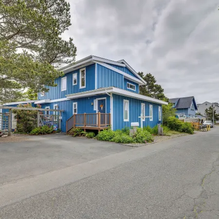 House w/ Hot Tub & Deck - Walk to Seaside Beach!