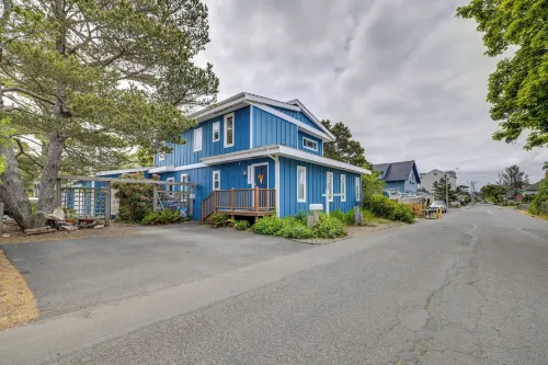 House w/ Hot Tub & Deck - Walk to Seaside Beach! - Homestays