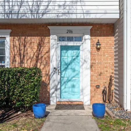 Modern 3-br Townhome w Private Backyard Near RTP