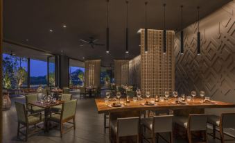 Kahavadi Chiang Rai, Curio Collection By Hilton