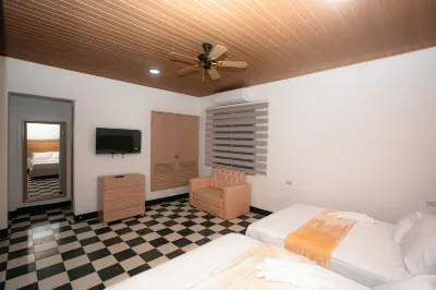 C.H. Santa Cruz Hotel di 