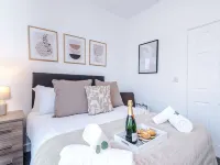 Modern 6 Bed House Perfect for Business and Groups Hotels in Tameside District