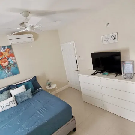Sunny-shore Hideaway