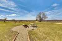 Working Farm w/ On-site Winery! Central Lake Hub - 2-Sterne