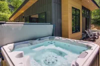 Modern Cabin w/ Hot Tub & Fire Pit in Fairview! - Homestays