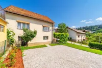 Family Friendly Apartment with Parking - Happy Rentals - Hot Tub