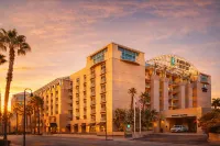 Embassy Suites by Hilton Brea - North Orange County - con vista montagne