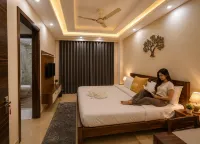 Lime Tree 2 BHK Serviced Apartment Golf Course - Pensions