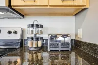 2 BR Iconic Detroit High-Rise Loft - Apartments