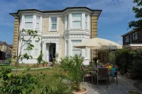 Lovely Spacious Apartment - Sleeps 5 - Boutique