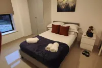 Leeds 3 Bed En-Suites Apartment Retreat- Sleeps 9 - 2-Star