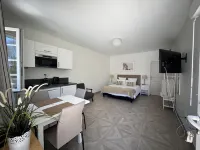 Domaine de Bize Manoir & Appartements - Swimmingpools