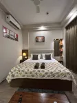 Luxury Stay for Solo Couple Triple Near Pari Chowk Expo Mart for up 4 guests - อพาร์ทเม้นท์