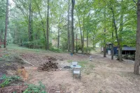 Fire Pit & Grill! Wooded Durham Retreat - Homestays