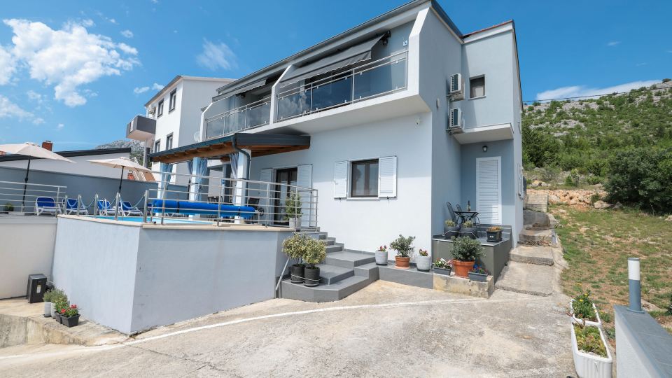 Luxury Apartment with Heated Pool in Starigrad
