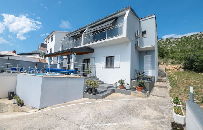 Luxury Apartment with Heated Pool in Starigrad