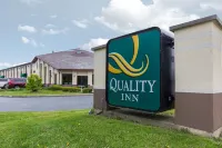 Quality Inn Sycamore - DeKalb - parking