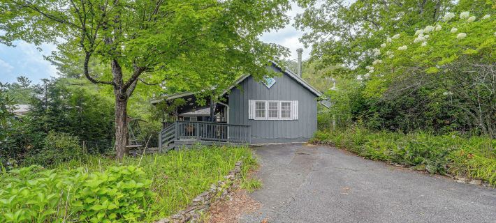 6 Mi to Grandfather Mtn: Lake Cottage w/ Deck Ξενοδοχεία στην πόλη Avery County