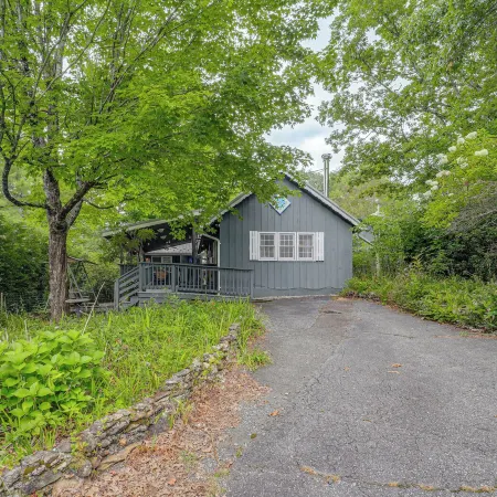 6 Mi to Grandfather Mtn: Lake Cottage w/ Deck