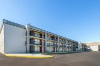 里士滿-機場/桑茲頓HomeTowne Studios酒店 - 2星級