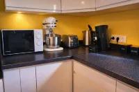 Detached 2-Bedroom House with Private Garden and Terrace. Quiet Location and Pool - Wifi