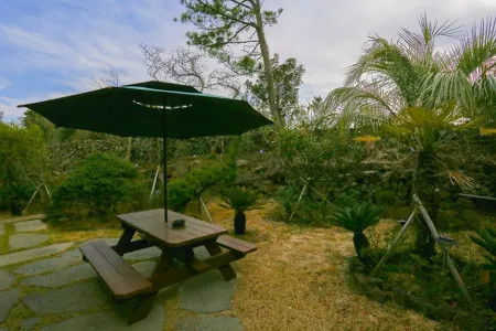 Jeju Dasol Pension (10-Minute Walk from Woljeong Beach) Отели рядом с достопримечательностью «Yongcheondonggul Cave»