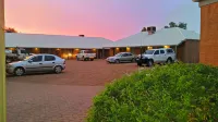 Mud Hut Motel - parking