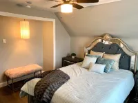 The Oakwood Cottage - with Yard & Parking Hotels in Lewiston