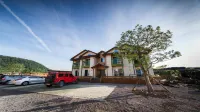 Red Windmill Pension Hotel in zona Yongcheondonggul Cave