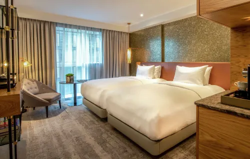Lincoln Plaza London, Curio Collection by Hilton - 수영장