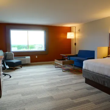 Holiday Inn Express & Suites OMAHA - MILLARD AREA by IHG
